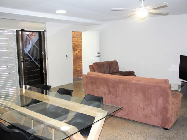 Stylish Renovated Unit Top Noosa Location