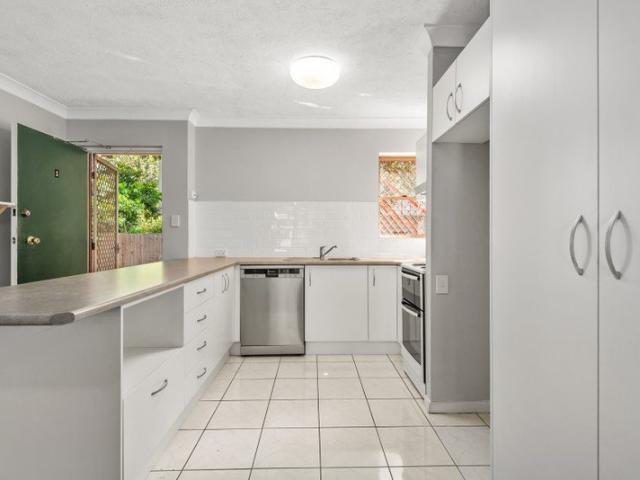Stylish Renovated Unit with Private Leafy Patio