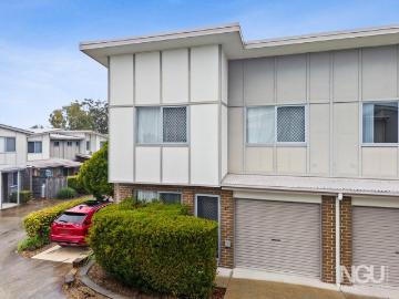 Stylish, Renovated with No Rear Neighbours