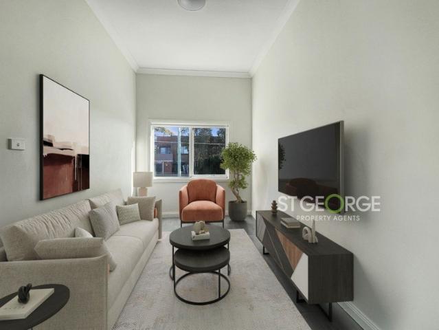 Stylish Renovated Apartment in a Convenient Location