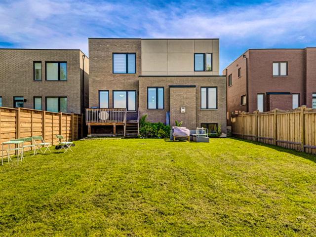 Stylish Renovated House w/ Backayrd near Yorkdale Station Has a House