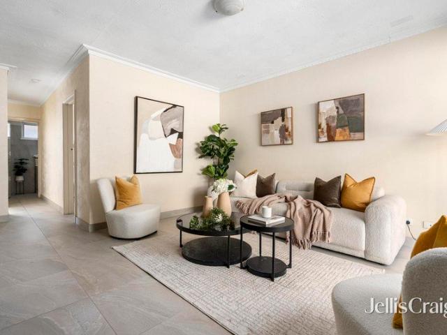 Stylish Renovated Living in GWSC Zone Walk to Train