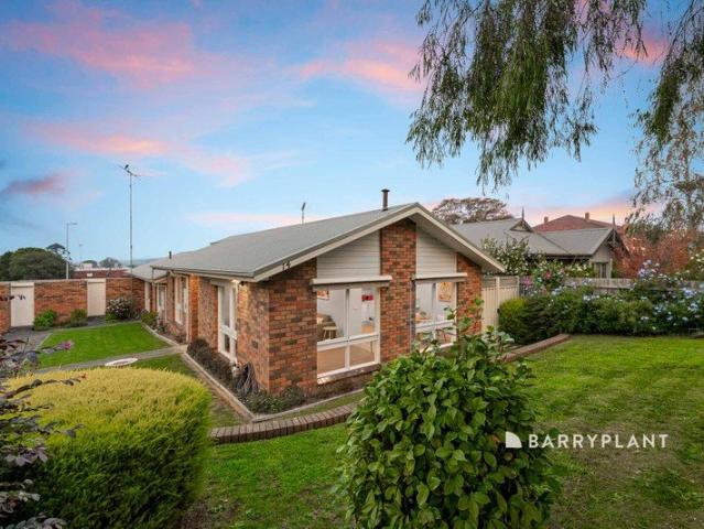 Stylish Renovation, Walk to Town