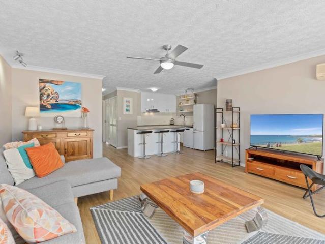 Stylish Resort Style living On Chevron Island With Dual Courtyards!