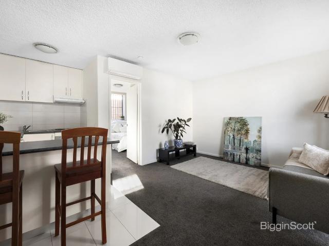 Stylish Richmond Hill Apartment with Off Street Parking