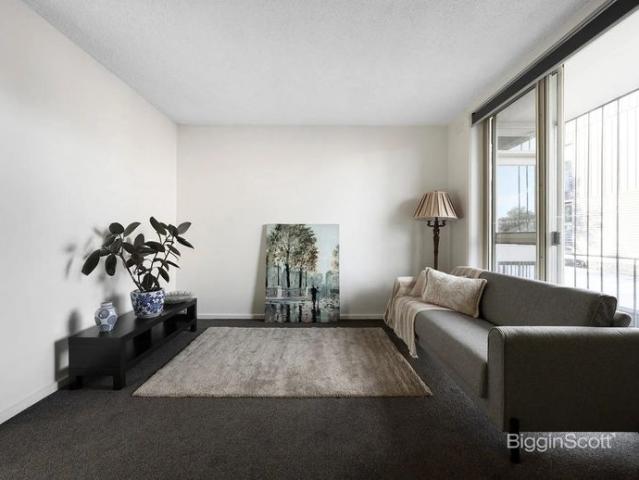 Stylish Richmond Hill Apartment with Off Street Parking
