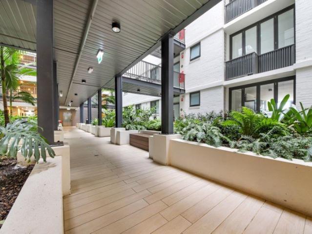 Stylish riverside living in Royal Shores