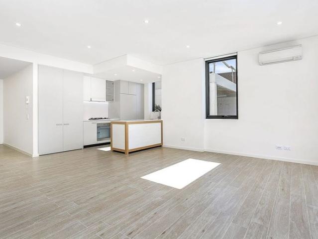 Stylish riverside living in Royal Shores