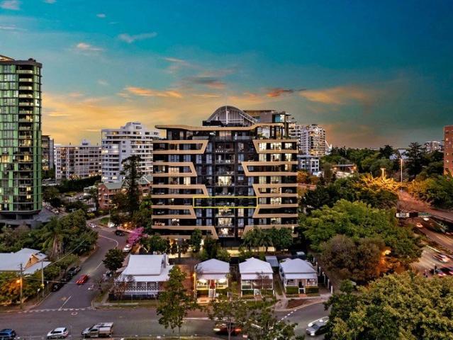 Stylish Riverside Living with Exceptional City Views