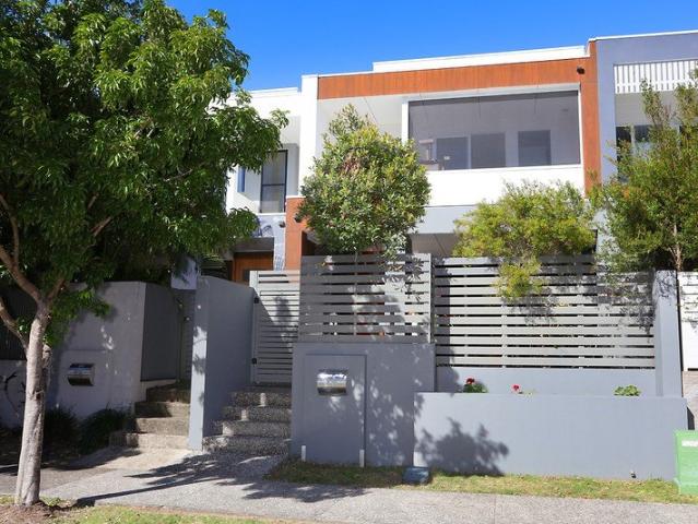 Stylish Robina Living with No Body Corporate