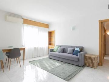 Stylish room for rent in 3 bedroom apartment, ideal for students, in Puerta del Ángel