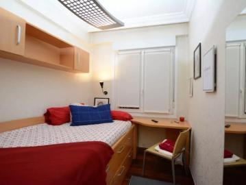 Stylish room in 4 bedroom apartment in Bilbao
