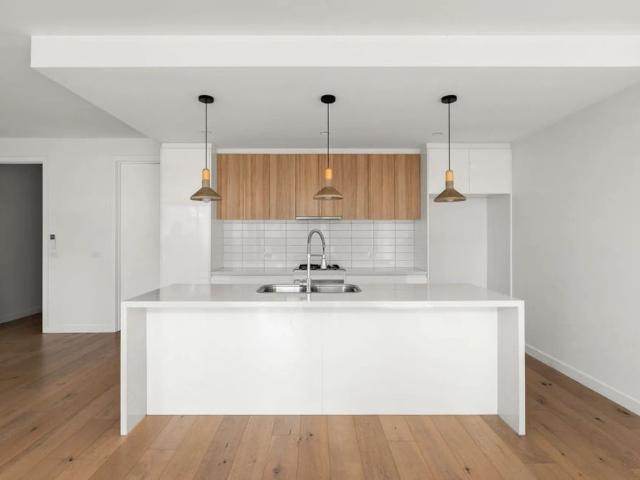 Stylish Rosebud Townhouse with Sunlit Living & Private Garden