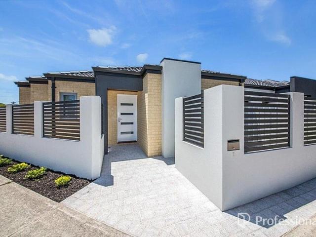 STYLISH STREET FRONT VILLA !