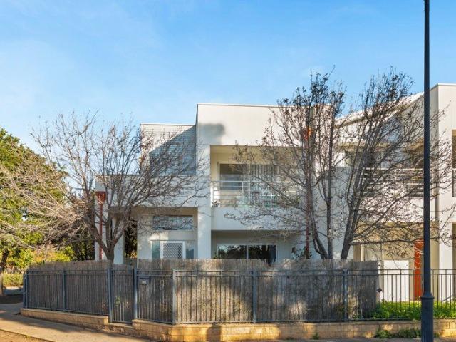 STYLISH & STUNNING TOWNHOUSE IN EVER POPULAR LOCATION!