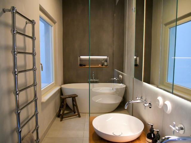 STYLISH STUCCO APPARTEMENT IN THE HISTORIC HECKMANN HÖFE, Berlin Amsterdam Apartments for Rent