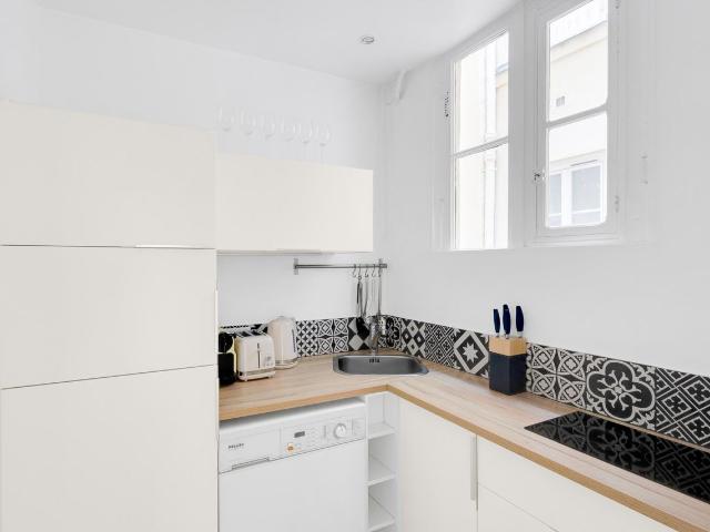 Stylish Studio in the Heart of Paris, Paris Amsterdam Apartments for Rent