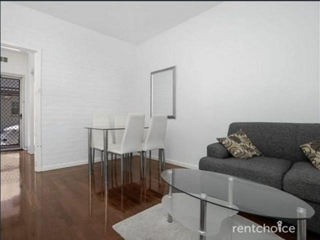 Stylish Studio Living – Steps from Swan River & CBD!