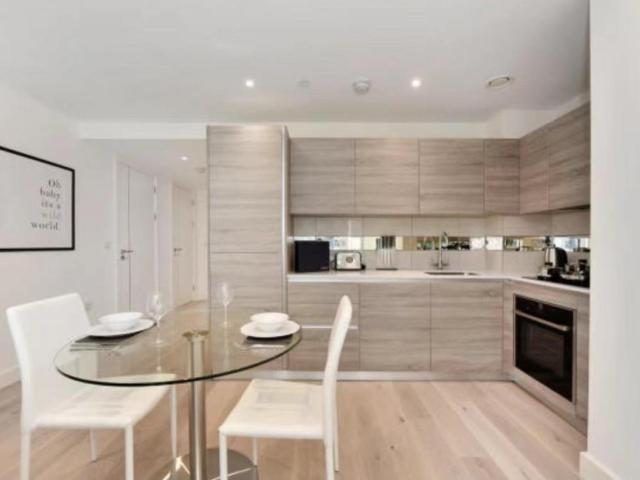Stylish studio near Woolwich DLR station Has an Apartment