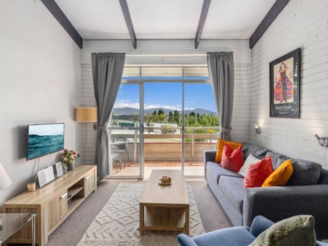 Stylish Studio Retreat in Central Jindabyne Stunning Lake & Mountain Views! Studio | 1 Bath | Balcony with Lake & Mountain Views