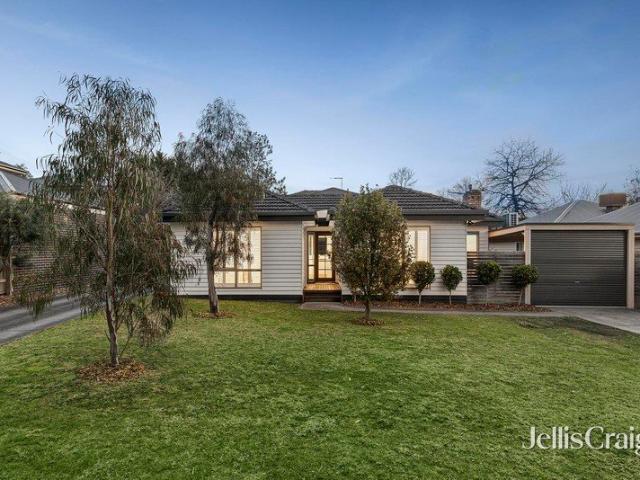 Stylish sun splashed, single level living in central leafy location
