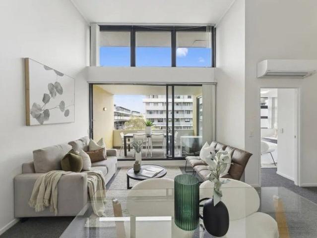 Stylish & Sunny North Facing Balcony & Study