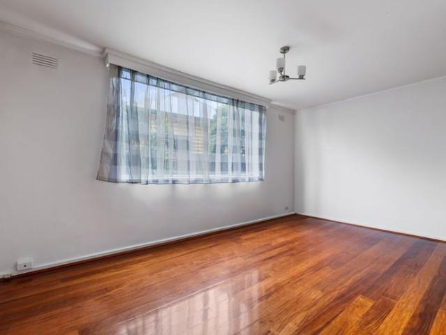 Stylish, Sunlit 1 bedroom Unit Offering Comfort & Convenience