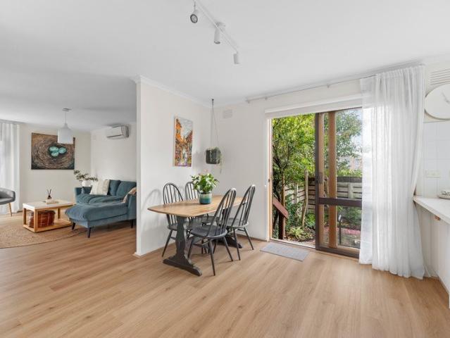 Stylish, Sunlit and Superbly Situated