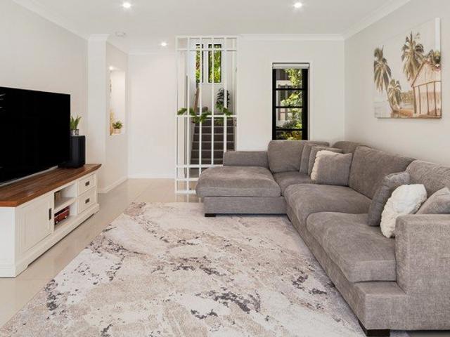 STYLISH, SUNLIT AND READY TO ENJOY IN 'THE PARC'