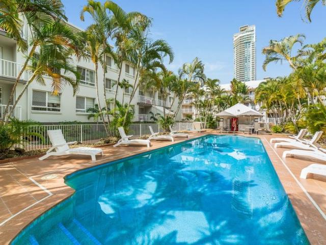 Stylish Surfers Paradise Apartment in Prime Budds Beach Location