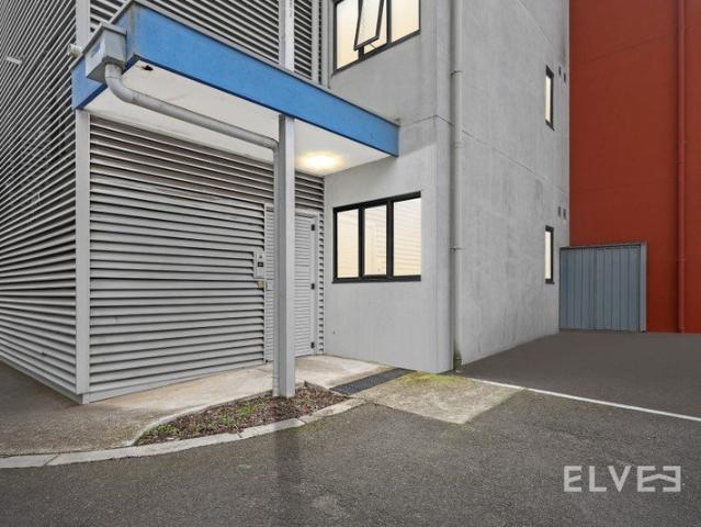 Stylish & Surprisingly Spacious Ground Floor Apartment !
