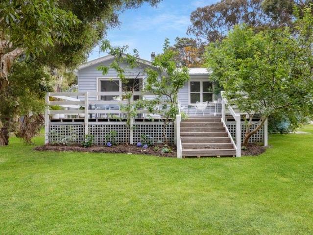 Stylish Sanctuary metres from the Beach