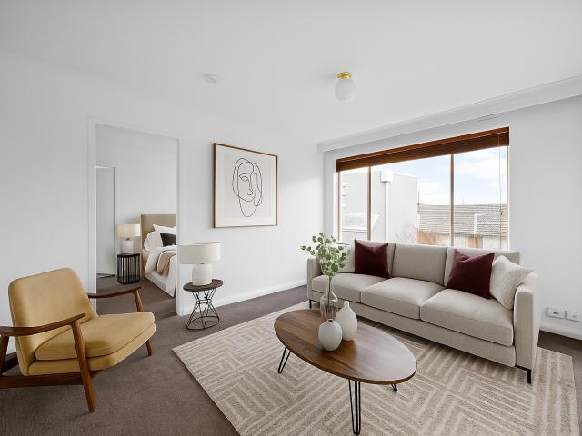 STYLISH & SECURE TOP FLOOR RETREAT IN A PRIME RICHMOND LOCATION!