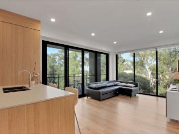 Stylish, Secure Two Bedroom Apartment Minutes to the CBD!