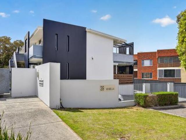 Stylish, Secure Apartment with Leafy Treetop Views in a Prime Location!