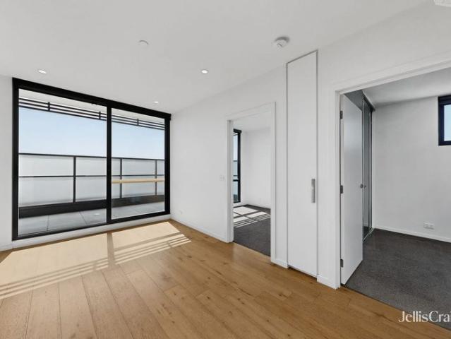 Stylish, Secure & Enviable Location!