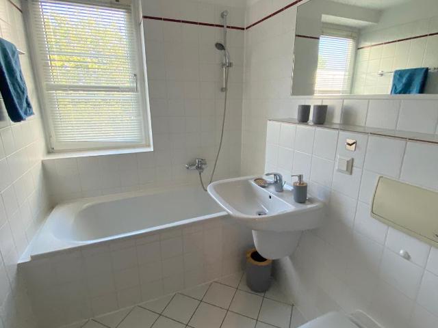 Stylish & Serene 1 Bedroom Oasis in Green Britz, Berlin Amsterdam Apartments for Rent