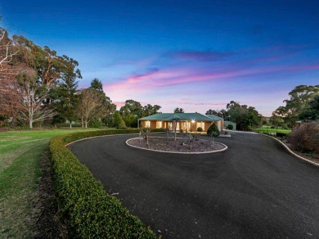 STYLISH, SERENE & SITUATED IN A PRESTIGIOUS COURT SETTING!