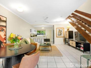 Stylish, Simple Living with Dual Courtyards