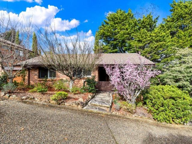 Stylish Single Level Villa in Premium Leura Location