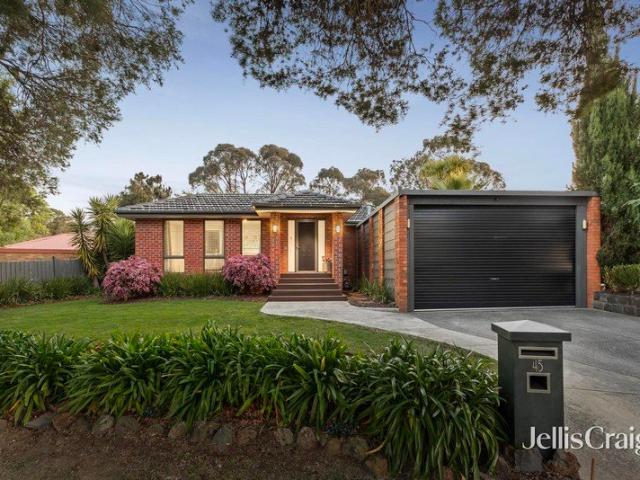 Stylish single level comfort and convenience in family focused pocket
