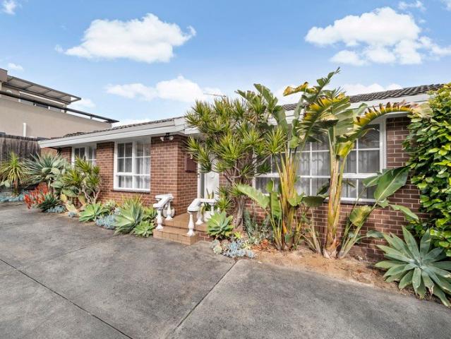 Stylish Single Level Living by the Bay
