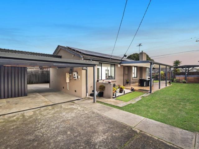 STYLISH SINGLE LEVEL LIVING IN A CONVENIENT DANDENONG NORTH LOCATION