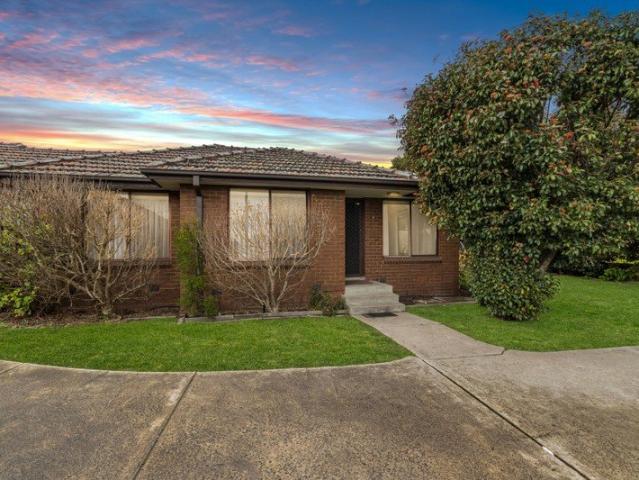 Stylish Single Level Living In A Prime Reservoir Location
