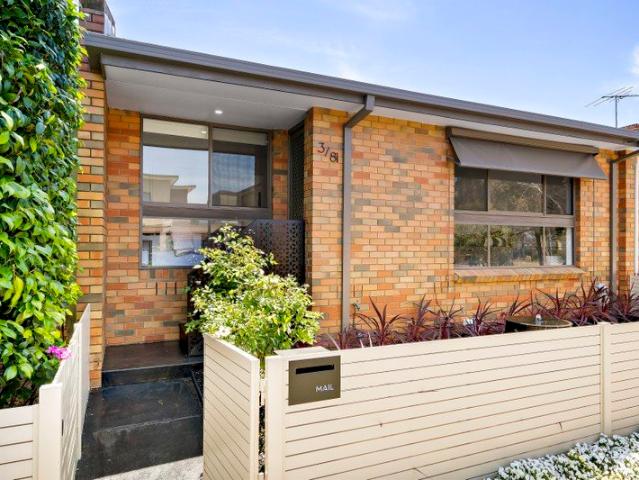 Stylish Single Level Living in an Unbeatable Lifestyle Location