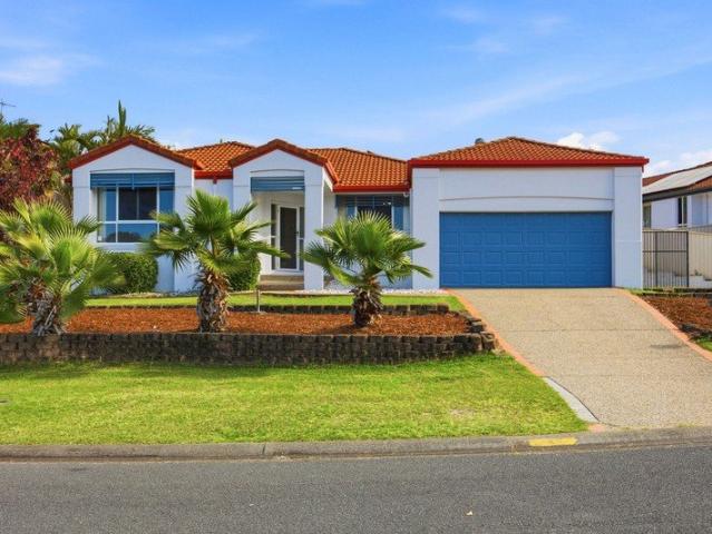 STYLISH SINGLE LEVEL LIVING PRIME PRIVATE POSITION MOVE IN READY SELLING NOW!