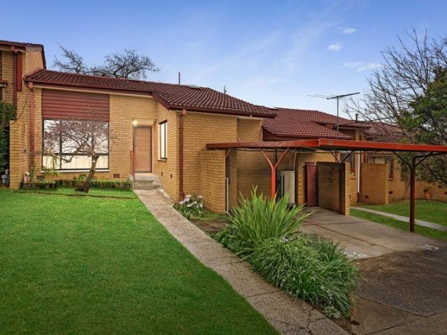 Stylish Single Level Living with an Exceptional Alfresco Retreat