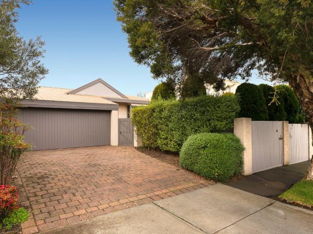 Stylish Single Level Living with Northern Light & Exceptional Entertaining