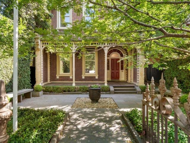 Stylish sizeable home, with the MCG on your doorstep