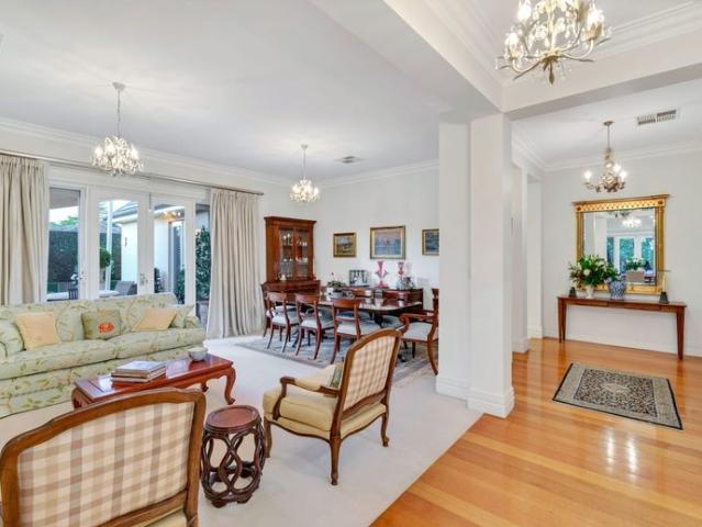 STYLISH & SOPHISICATED HOME, LOCATED IN THE EASTERN SUBURBS